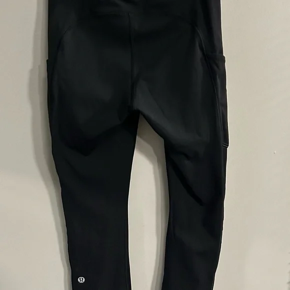 Lululemon cropped 19” Black High-Waisted Leggings - Picture 4 of 5